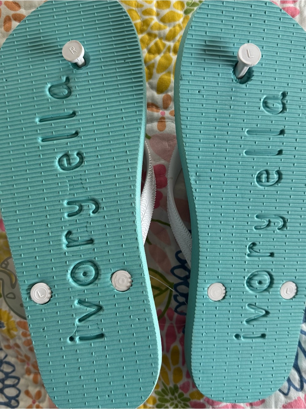 NWT large WOMENS ivory Ella flip flops - Picture 3 of 4
